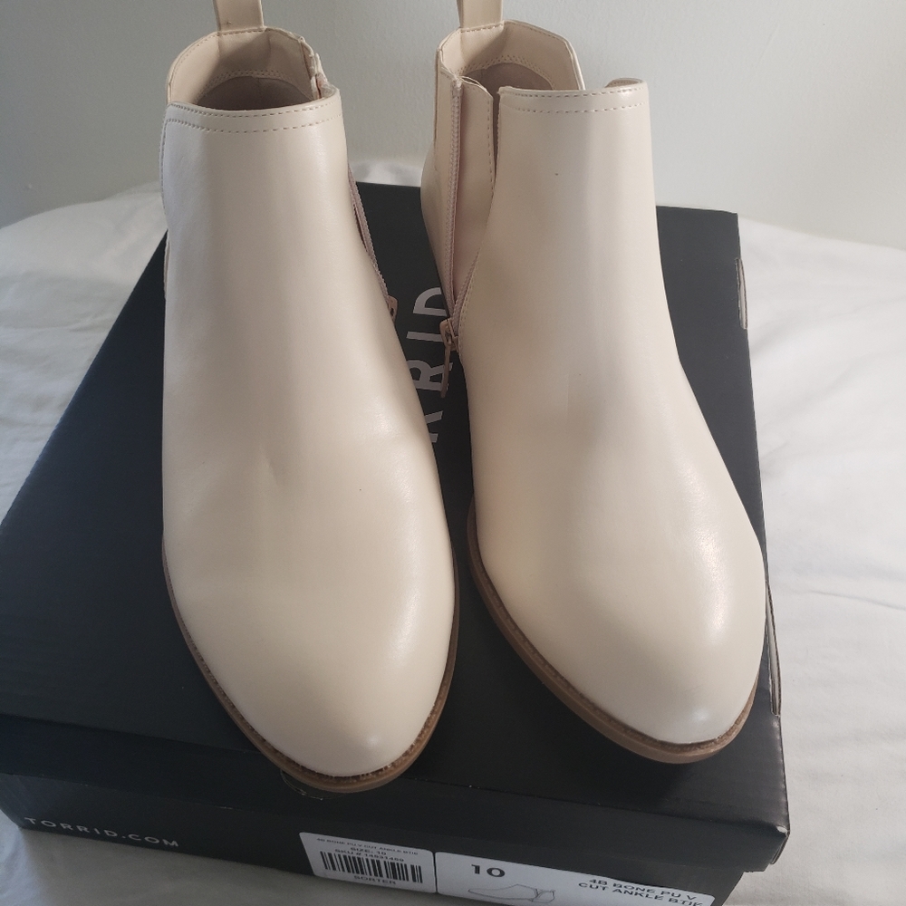Nwt torrid 10w bone booties